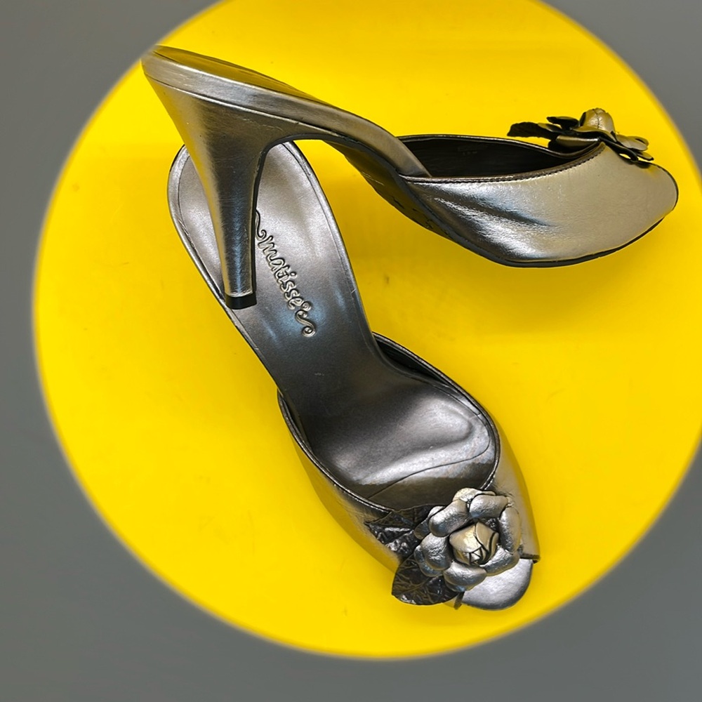 Matisse sz10 Brazil leather metallic gray Beatiful peep toe 3qt. Heels. Clean
